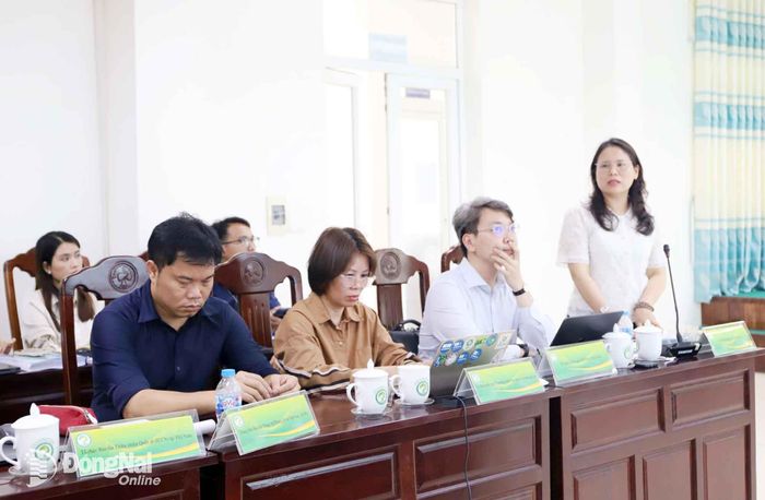 Đại diện Bộ Nông nghiệp và Môi trường góp ý tại Hội thảo khoa học đánh giá hiện trạng và giải pháp giảm thiểu tác động đa dạng sinh học của Dự án Xây dựng tuyến đường kết nối qua Khu Dự trữ sinh quyển Đồng Nai. Ảnh: B.Nguyên