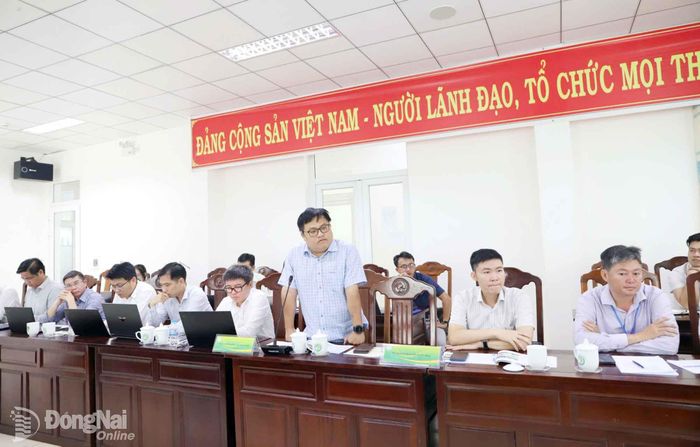 Đại diện chủ đầu tư Dự án Xây dựng tuyến đường kết nối qua Khu Dự trữ sinh quyển Đồng Nai báo cáo tại hội thảo. Ảnh: B.Nguyên