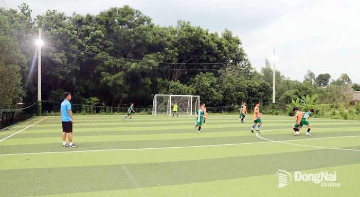 Đội U.11 Đồng Xoài rèn luyện kỹ thuật và giao lưu cọ xát dưới sự dẫn dắt của huấn luyện viên Đỗ Văn Đạt. Ảnh: Vũ Thuyên