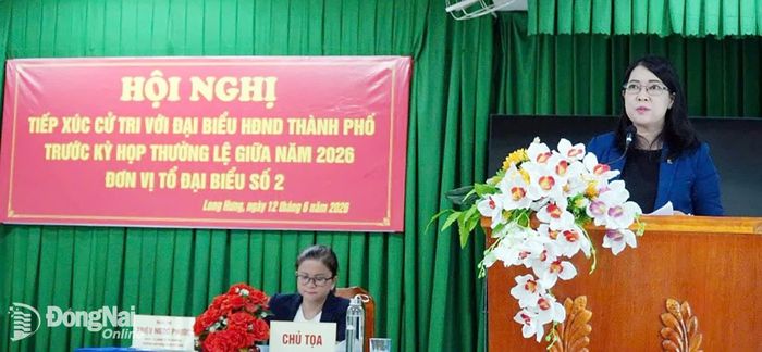 Đại diện Tổ đại biểu HĐND thành phố, bà Nguyễn Thị Như Ý, Thành ủy viên, Bí thư Đảng ủy, Chủ tịch HĐND phường Long Hưng phát biểu tiếp thu các ý kiến cử tri. Ảnh: Đỗ Hồng