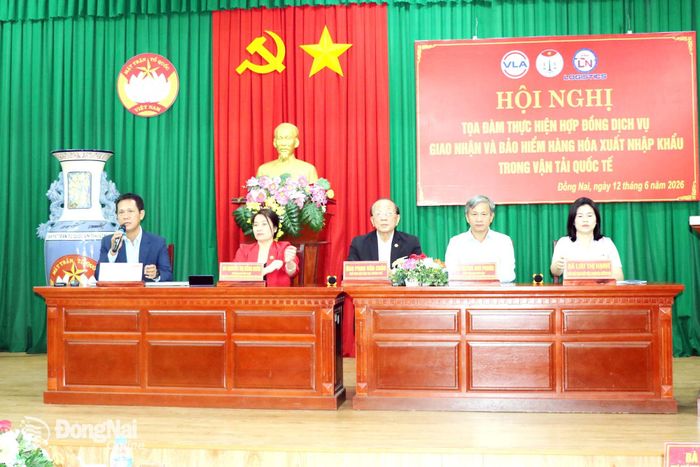 Các chuyên gia giải đáp thắc mắc của doanh nghiệp. Ảnh: Vương Thế