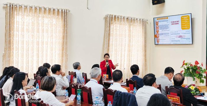 Bà Nguyễn Thị Hồng Ngân, Trưởng ban Pháp luật, Hiệp hội Doanh nghiệp Dịch vụ Logistics Việt Nam chia sẻ tại chương trình. Ảnh: Vương Thế