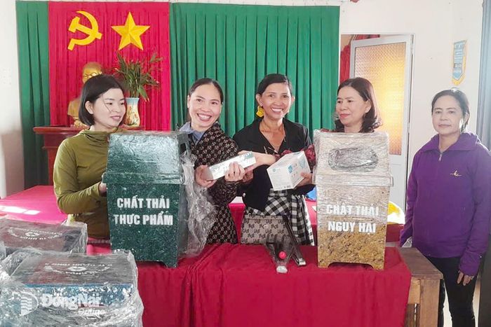 Người dân đặc khu Phú Quốc, tỉnh An Giang nhận thùng rác tái chế. Ảnh: CTV