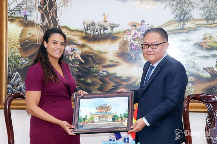 Ủy viên Ban Thường vụ Thành ủy, Phó Chủ tịch Thường trực UBND thành phố Đồng Nai Nguyễn Kim Long tặng bức tranh lưu niệm cho Tổng Lãnh sự Hà Lan. Ảnh: Ngọc Liên