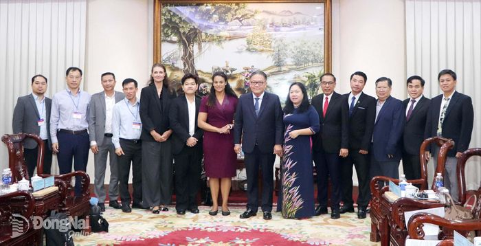 Đoàn công tác Tổng Lãnh sự quán Hà Lan và lãnh đạo thành phố cùng các sở, ban, ngành của Đồng Nai chụp hình lưu niệm. Ảnh: Ngọc Liên