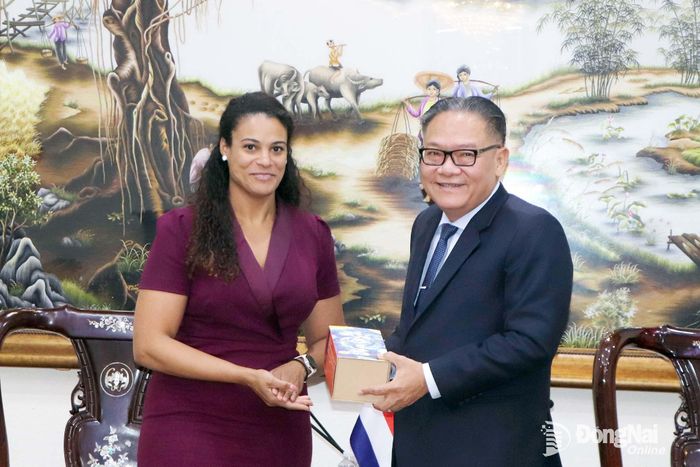 Tổng Lãnh sự Hà Lan tại Thành phố Hồ Chí Minh, bà Raïssa Marteaux tặng quà lưu niệm cho lãnh đạo thành phố sau buổi gặp mặt. Ảnh: Ngọc Liên