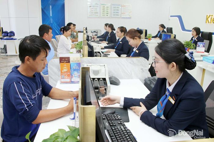 Hoạt động giao dịch ngân hàng tại một chi nhánh ngân hàng thương mại ở phường Trấn Biên (thành phố Đồng Nai). Ảnh: Hải Quân
