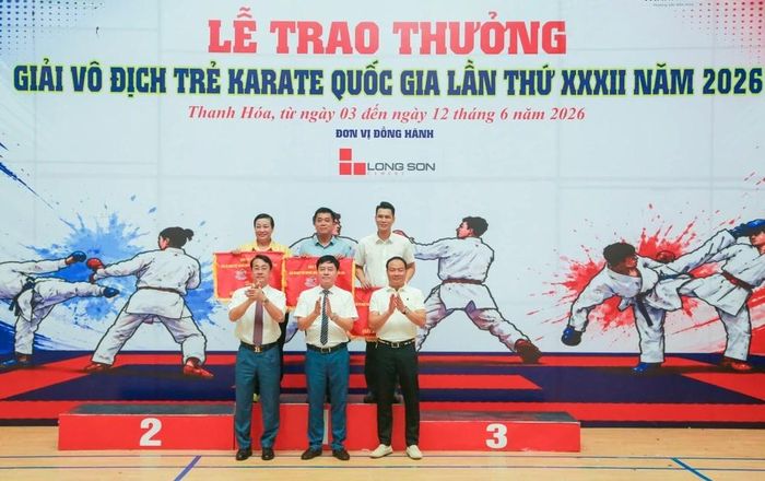 Ban tổ chức trao cờ nhất, nhì, ba toàn đoàn cho các đơn vị: thành phố Hà Nội, Thành phố Hồ Chí Minh và Quân đội. Ảnh: Báo Thanh Hóa