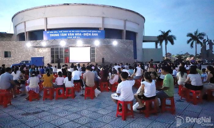 Đội chiếu phim lưu động số 7, Trung tâm Văn hóa - Điện ảnh Đồng Nai chiếu phim MaiKa - Cô bé đến từ hành tinh khác phục vụ nhân dân trên địa bàn phường Bình Phước.