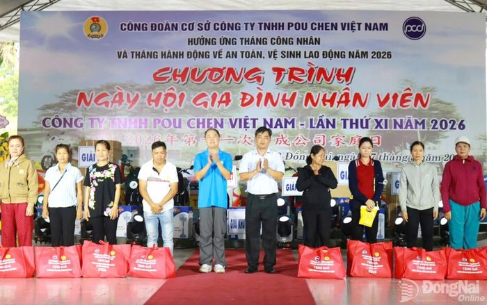 Thành ủy viên, Phó Chủ tịch Ủy ban MTTQ Việt Nam thành phố, Chủ tịch Liên đoàn Lao động thành phố Nguyễn Quốc Dũng và đại diện Công ty TNHH Pou Chen Việt Nam (phường Biên Hòa, thành phố Đồng Nai) trao quà cho đoàn viên, người lao động có hoàn cảnh khó khăn. Ảnh: CĐ