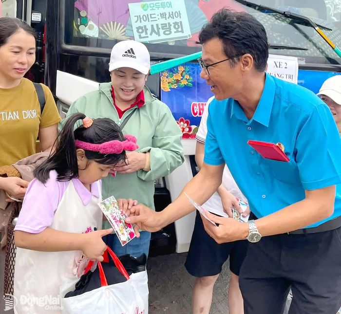 Công đoàn cơ sở Công ty TNHH Pou Sung Việt Nam (xã An Viễn, thành phố Đồng Nai) cùng Liên đoàn Lao động thành phố Đồng Nai tổ chức đưa gần 300 công nhân Pou Sung và thân nhân về quê đón Tết Nguyên đán Bính Ngọ 2026 ngày 13-2-2026. Ảnh: CĐ
