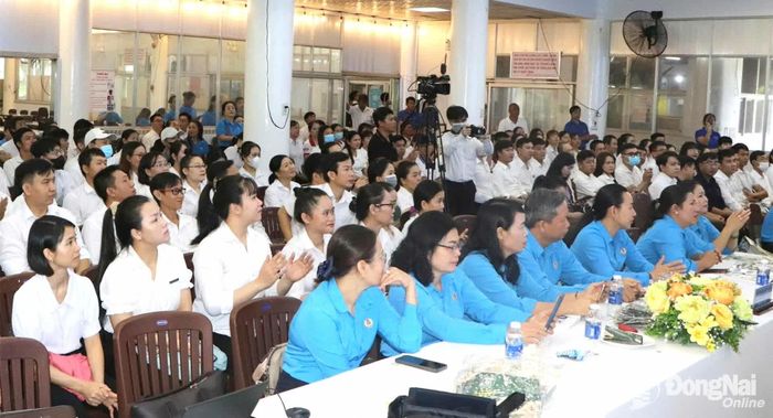Đông đảo đoàn viên, người lao động tham gia Chương trình Điểm hẹn công nhân với chủ đề: Tài chính thông minh - Tránh bẫy “tín dụng đen”, giải pháp thay thế từ phía ngân hàng gắn với phát động phong trào Toàn dân bảo vệ an ninh Tổ quốc được Liên đoàn Lao động thành phố tổ chức. Ảnh: CĐ