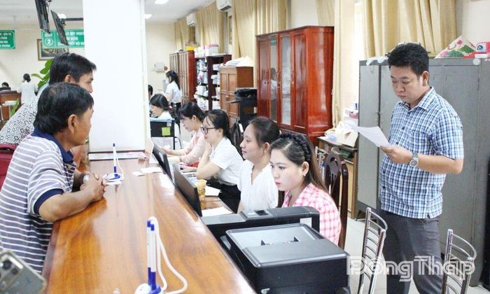 Trong giai đoạn mới, cần ưu tiên lựa chọn những cán bộ, công chức có phẩm chất chính trị vững vàng, đạo đức tốt, có tư duy đổi mới và tinh thần trách nhiệm cao, đáp ứng yêu cầu nhiệm vụ trong tình hình mới (trong ảnh: Trung tâm Phục vụ hành chính công phường Sa Đéc).