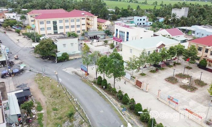 Một số xã cần được đầu tư cơ sở vật chất phục vụ hoạt động của bộ máy hành chính được hiệu quả (trong ảnh: Khu hành chính xã Long Bình).