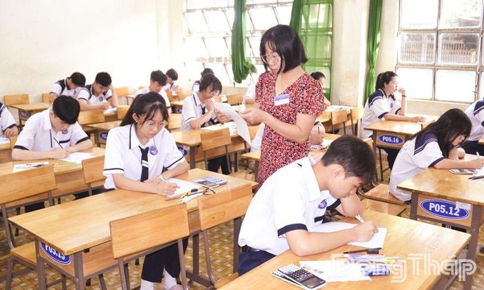 Thí sinh tại Điểm thi Trường THPT Chợ Gạo bước vào ngày thi cuối Kỳ thi tốt nghiệp THPT năm 2026.