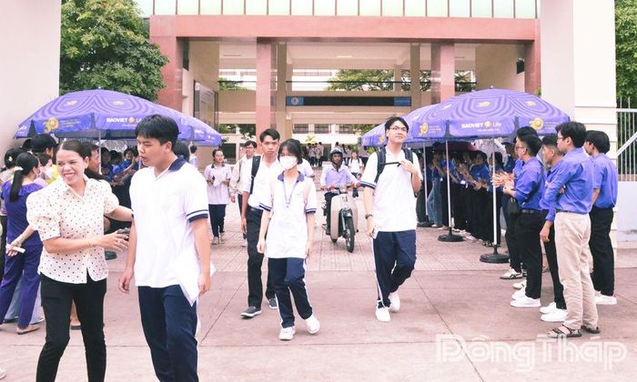 Phụ huynh, thí sinh phấn khởi sau Kỳ thi tốt nghiệp THPT năm 2026.