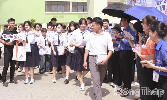 Thí sinh tại Điểm thi Trường THPT Cao Lãnh (phường Cao Lãnh) phấn khởi sau khi hoàn thành các môn thi tự chọn, khép lại Kỳ thi tốt nghiệp THPT năm 2026.