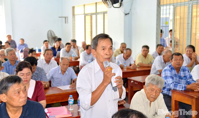 Cử tri xã Long Hưng phát biểu ý kiến tại buổi tiếp xúc.