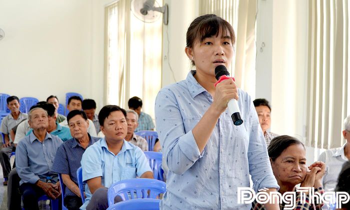 Cử tri xã Long Khánh phát biểu ý kiến tại buổi tiếp xúc.