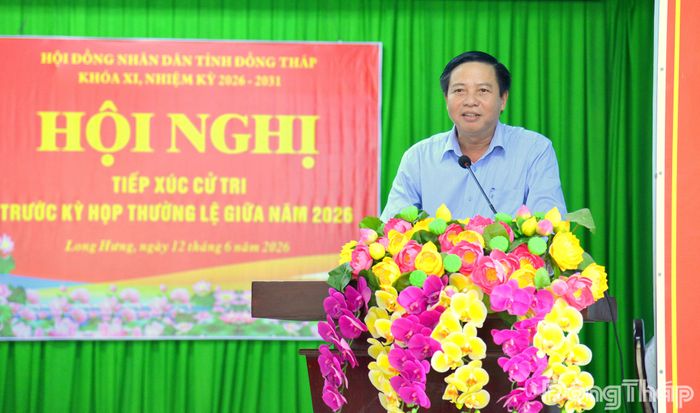 Phó Giám đốc Sở Nông nghiệp và Môi trường tỉnh Đồng Tháp Võ Văn Tươi phát biểu tại buổi tiếp xúc cử tri.