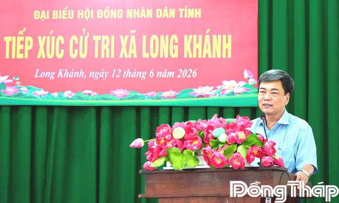 Phó Chủ tịch HĐND tỉnh Phạm Văn Chuẩn phát biểu tại buổi tiếp xúc.