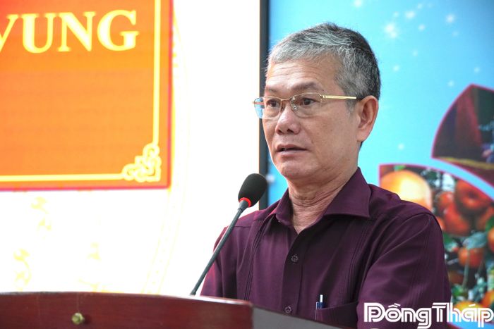 Đại biểu Đinh Văn Dũng phát biểu tại buổi tiếp xúc cử tri.