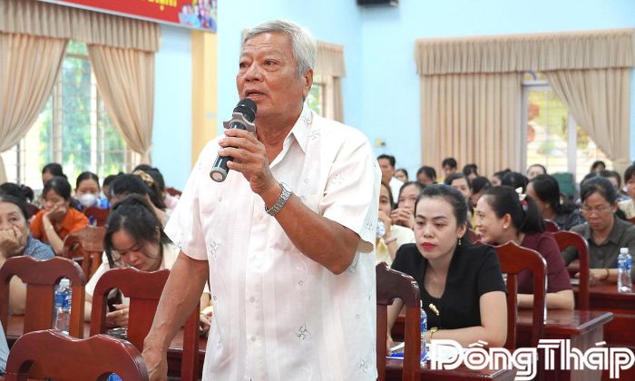 Cử tri xã Lai Vung nêu ý kiến.
