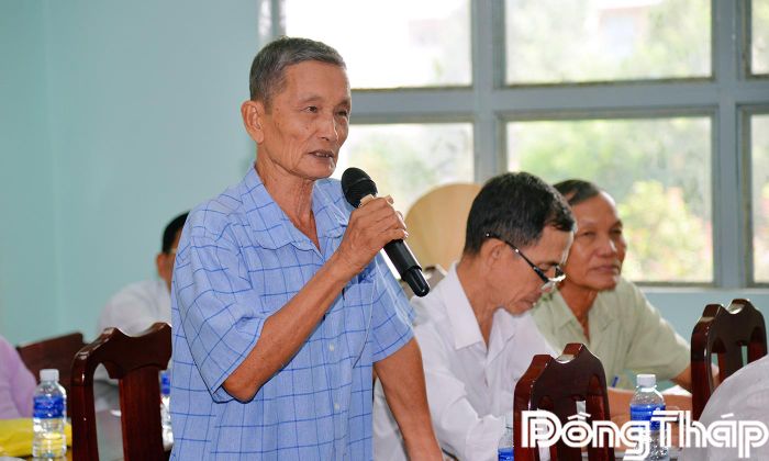 Cử tri xã Tân Phú phát biểu kiến nghị tại buổi tiếp xúc cử tri.