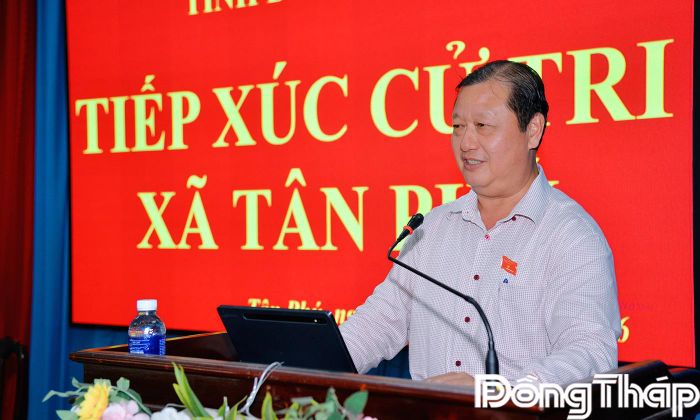 Đại biểu Phan Phùng Phú phát biểu tại buổi tiếp xúc cử tri xã Tân Phú.