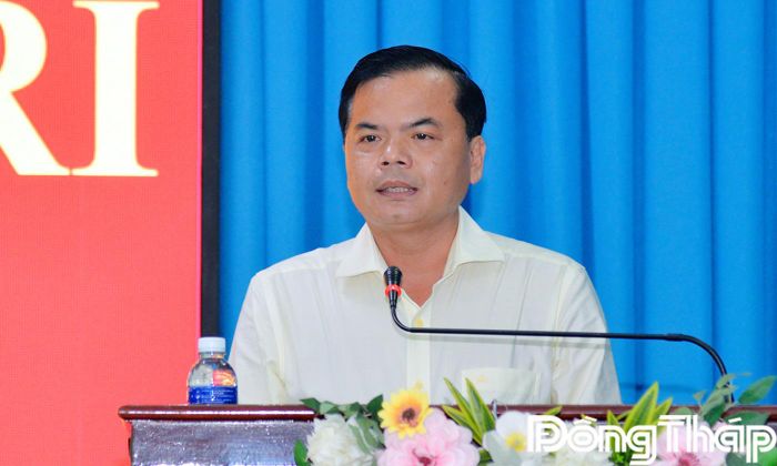 Đồng chí Trần Văn Độ, Chủ tịch UBND xã Tân Phú trả lời các ý kiến, kiến nghị thuộc thẩm quyền.