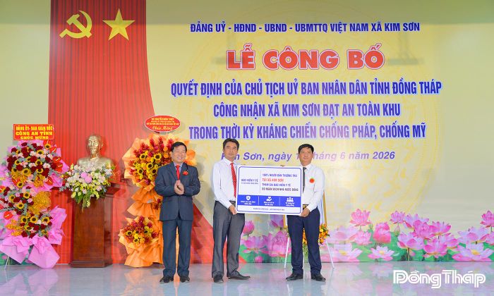 Đồng chí Phạm Văn An, Tỉnh ủy viên, Phó Bí thư Đảng ủy UBND tỉnh trao biểu trưng Bảo hiểm y tế toàn dân xã Kim Sơn.