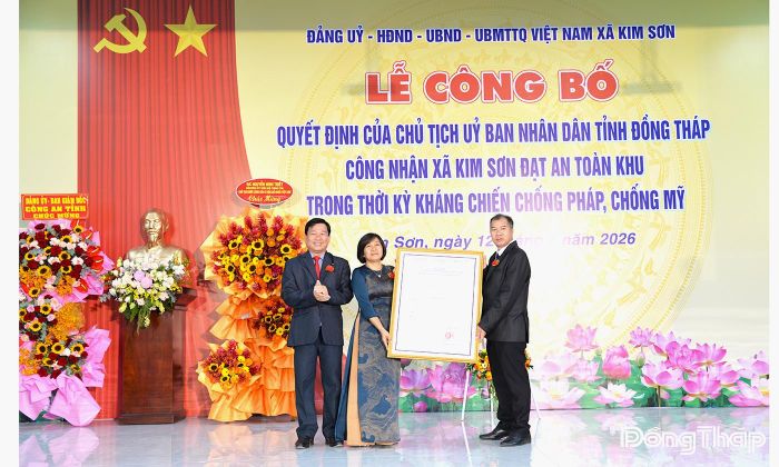 Lãnh đạo xã Kim Sơn nhận Quyết định của Chủ tịch UBND tỉnh Đồng Tháp công nhận xã Kim Sơn đạt An toàn khu trong thời kỳ kháng chiến chống thực dân Pháp và đế quốc Mỹ.