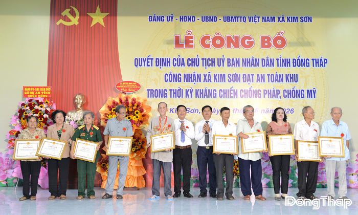 UBND xã Kim Sơn tặng Giấy khen cho 147 cá nhân có thành tích tiêu biểu trong đóng góp, xây dựng Xã An toàn khu.