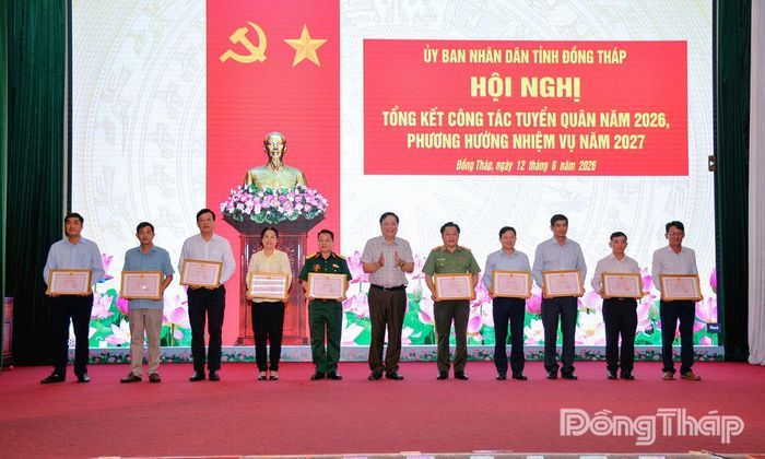 Đồng chí Phạm Thành Ngại trao Bằng khen của UBND tỉnh cho các tập thể có thành tích xuất sắc trong công tác tuyển quân năm 2026 trên địa bàn tỉnh.