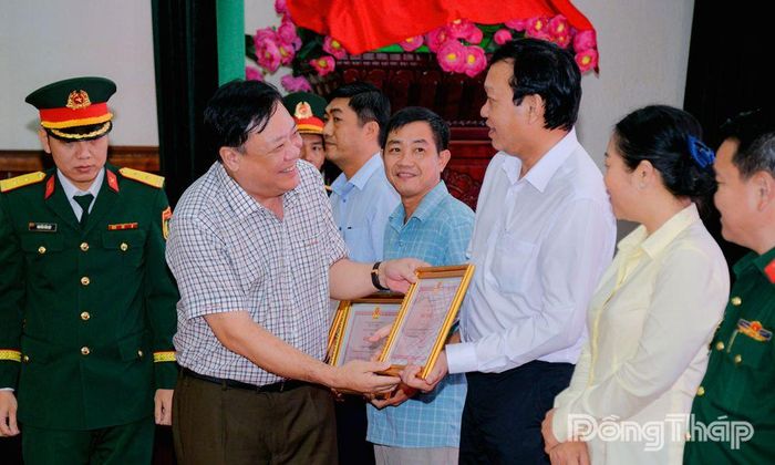 Đồng chí Phạm Thành Ngại trao Bằng khen của UBND tỉnh cho các tập thể có thành tích xuất sắc trong công tác tuyển quân năm 2026 trên địa bàn tỉnh.