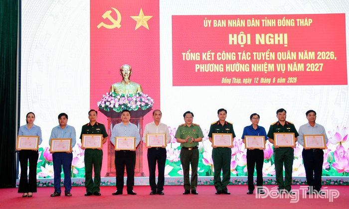 Thiếu tướng Lâm Phước Nguyên, Ủy viên Ban Thường vụ Tỉnh ủy, Giám đốc Công an tỉnh trao Bằng khen UBND tỉnh cho các tập thể.