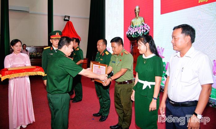 Thiếu tướng Trần Minh Trang, Ủy viên Ban Thường vụ Tỉnh ủy, Chỉ huy trưởng Bộ Chỉ huy Quân sự tỉnh trao Bằng khen UBND tỉnh cho các tập thể.