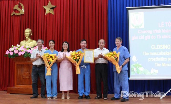 Đại diện lãnh đạo tỉnh Đồng Tháp trao Thư cảm ơn và tặng hoa cho nhà tài trợ.