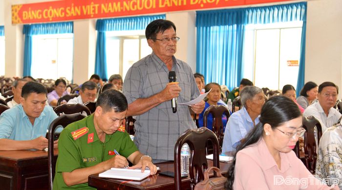 Cử tri xã Châu Thành phát biểu tại buổi tiếp xúc. 
