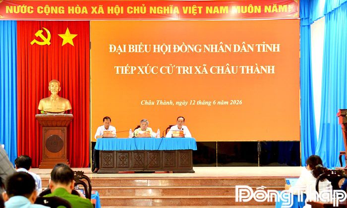 Đại biểu HĐND tỉnh lắng nghe ý kiến cử tri.