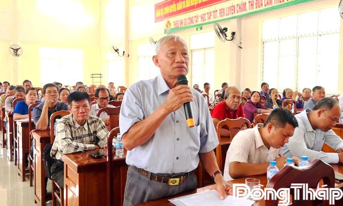 Cử tri xã Vĩnh Bình phát biểu ý kiến tại buổi tiếp xúc.