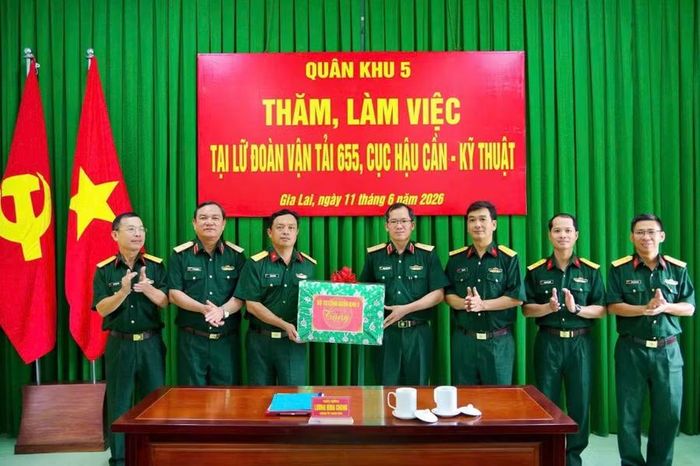Thiếu tướng Lương Đình Chung (thứ 4 từ phải qua) tặng quà cho Lữ đoàn Vận tải 655. Ảnh: Khắc Nhất