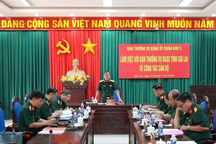 Thiếu tướng Lương Đình Chung yêu cầu lực lượng vũ trang tỉnh tập trung xây dựng đội ngũ cán bộ đáp ứng yêu cầu nhiệm vụ quân sự, quốc phòng địa phương trong giai đoạn mới. Ảnh: Đức Dũng