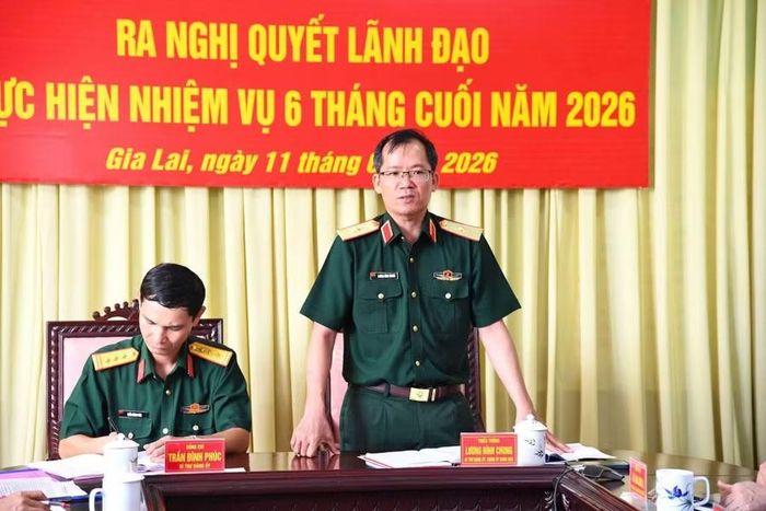 Thiếu tướng Lương Đình Chung phát biểu chỉ đạo tại hội nghị ra nghị quyết lãnh đạo thực hiện nhiệm vụ 6 tháng cuối năm 2026 của Lữ đoàn 573. Ảnh: Văn Viễn