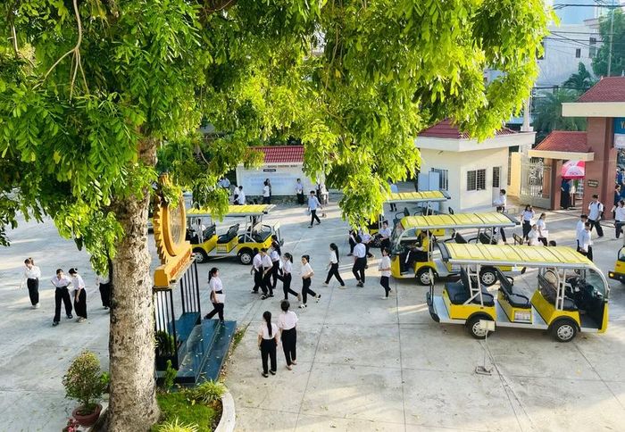 Xe điện du lịch đưa học sinh Trường Phổ thông Dân tộc Nội trú THPT số 1 tỉnh Gia Lai đến điểm thi tại Trường Quốc học Quy Nhơn. Ảnh: Trần Dung