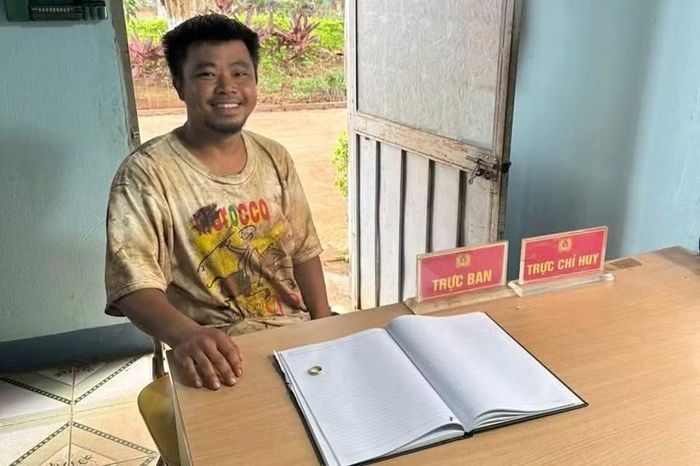 Nhặt được nhẫn vàng khi đi đổ xăng, anh An đã mang đến Công an xã Chư Prông nhờ tìm người đánh rơi. Ảnh: ĐVCC