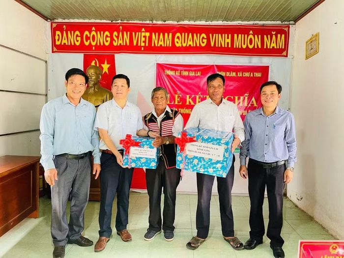  Lãnh đạo Thống kê tỉnh tặng quà cho cán bộ và nhân dân thôn Dlâm. Ảnh: Vũ Chi 