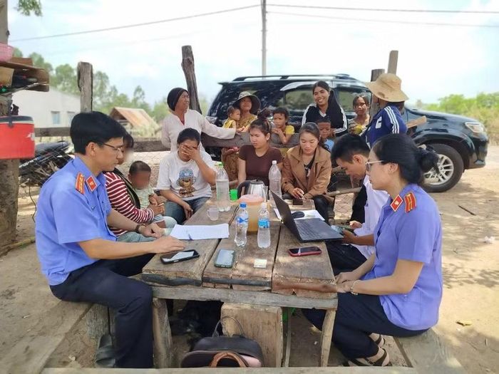 Viện KSND khu vực 8 phối hợp UBND xã Ia Mơ tổ chức đăng ký khai sinh lưu động cho một em nhỏ ở làng Hnáp, xã Ia Mơ. Ảnh: ĐVCC