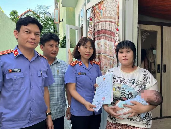 Lãnh đạo Viện KSND khu vực 1 trao giấy khai sinh và thẻ BHYT cho trường hợp ở phường Quy Nhơn Đông. Ảnh: ĐVCC