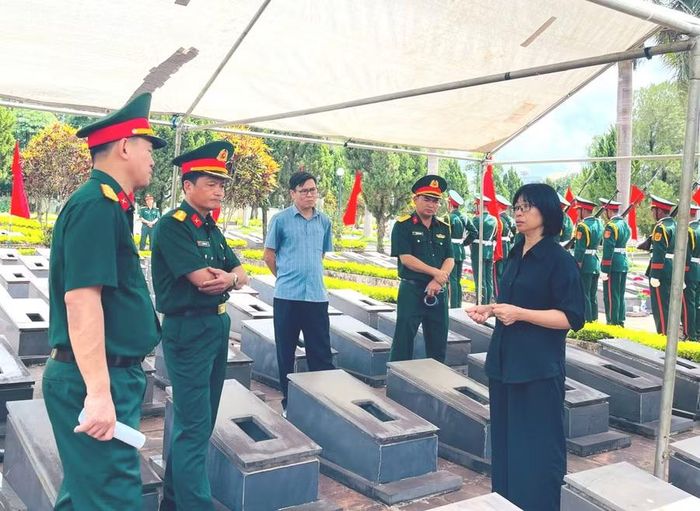  Phó Chủ tịch UBND tỉnh Nguyễn Thị Thanh Lịch (bên phải) chỉ đạo các lực lượng tiếp tục rà soát kỹ toàn bộ chương trình. Ảnh: P.D 